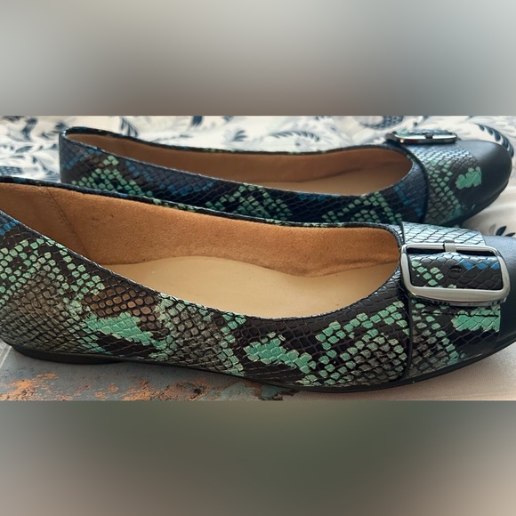 Like NEW Naturalizer flats size 8.5 M CUTE STYLE! - Picture 3 of 6